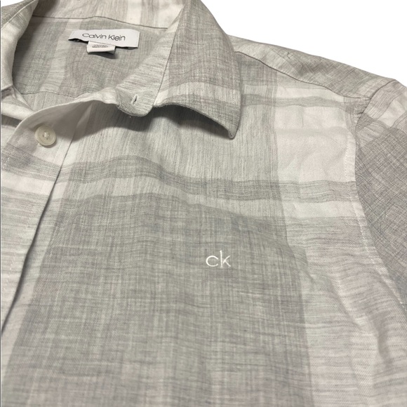 Calvin Klein button down shirt.      B2 - Picture 5 of 8